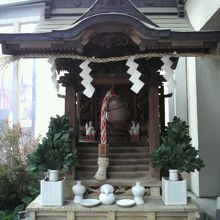 幸徳稲荷神社の社殿です。榊の枝が新鮮で気持ちが引き締まります