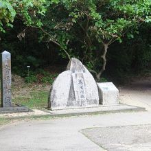 右の奥が斎場御嶽の入口