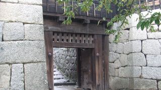 筒井門の奥の小さな門