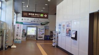 周囲にマッチした色彩のかわいい駅です。