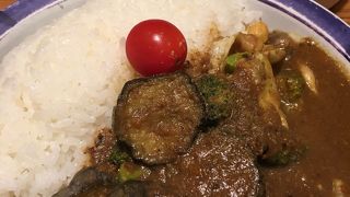 お肉フワフワのビーフカリー、野菜ゴロゴロの野菜カリー