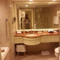 広くて清潔なバスルーム