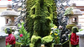 こけのはえた像