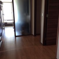 左手にリビング、右手２つの部屋はベッドルーム