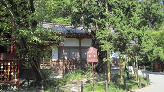 大きな石段の横