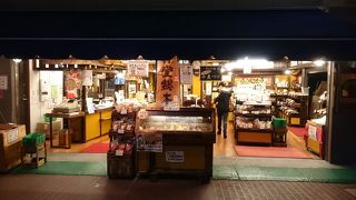 商店街入口すぐのせんべい屋