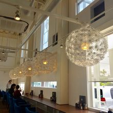 ブルーと白の素敵な店内