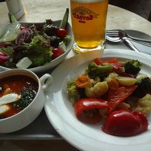 普通のビールと料理