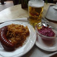 A.Le Coqとウインナー、サワークラウト、ビーツ