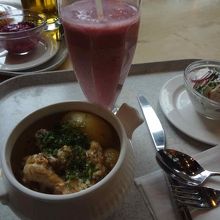 リンゴンベリーと鶏肉とポテトときのこのクリーム煮