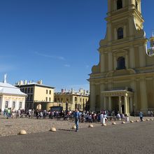 要塞の中のペトロパヴロフスク聖堂前