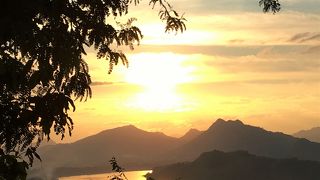 ルアンパバーンの夕方と言えばここ、観光客の波をかき分けて…