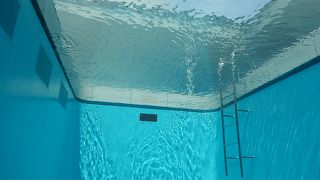 スイミング・プールの中に入るには企画展の入場券が必要