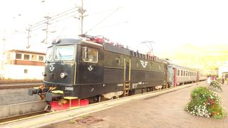欧州最北の旅客鉄道の終着駅。到着前、右手にフィヨルドの絶景