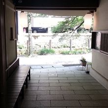 木屋町小路、耳サプリ前から川沿いに抜けられます