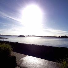 店からの眺め（朝日がまぶしい）