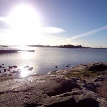 公園を下りた辺りの海岸線（スオメンリンナ島が見える）