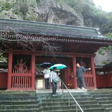 門前の僧侶の積極的な誘導に違和感を感じました