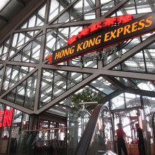 エスカレーターで上ります