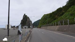 大きな岩が目を引く駐車公園