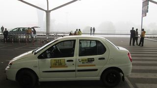 白色のタクシー