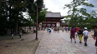 境内に入る前の門