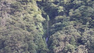 最上川の対岸の滝