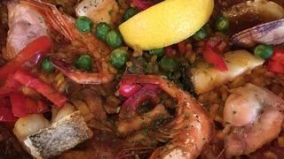 ランチタイムにそこそこリーズナブルな値段でパエリアが食べられる