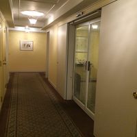 部屋に入る前のセキュリティドアです