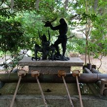 手水場で伊達正宗の像があり珍しいですね