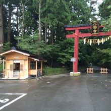 駐車場から鳥居を通過していきました