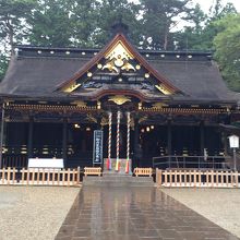 本殿です。結婚式が行われている最中でした