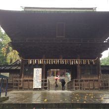 随身門で左右に帯刀し弓矢を持った随身像が安置されている