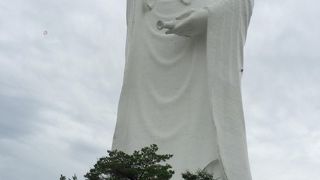 非常に目立つ大観音