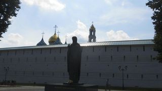 トロイツェ・セルギエフ大修道院の前にある開祖の像