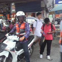 バスターミナルには、いろいろな人々がそれぞれ集まってきます。