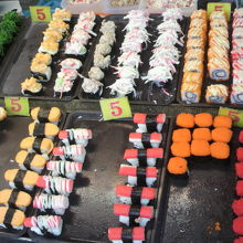 １個５バーツの標示があります。たくさんあります。売れています