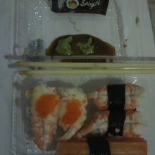 １個５バーツのお寿司です。買ってしまいました。わさび付です。