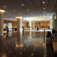 巨大ホテルのロビー