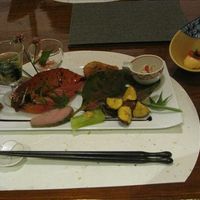 食事も地元の食材を使った非常に美味しいもの