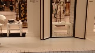 中も凝っていて高級ショップ