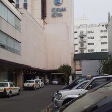 青森国際ホテルの2階にあります。