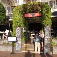 こちらはステーキの有名店の入口です