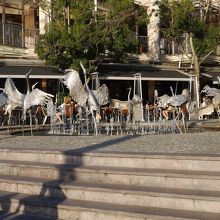 途中には鶴の噴水もあります