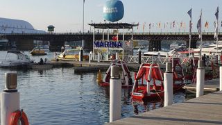 お洒落なレストランなど多数あり、週末夜には花火も楽しめます