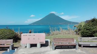 海からそびえる開聞岳