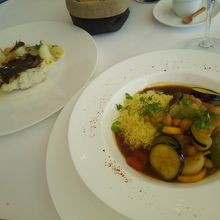 羊と夏野菜の煮込みというビストロらしいメニュー