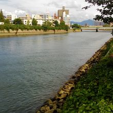 平和公園の西側を流れる川です。