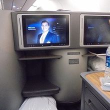 足元狭めも180度のフルフラットベッドになりました