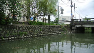 堀沿いの遊歩道